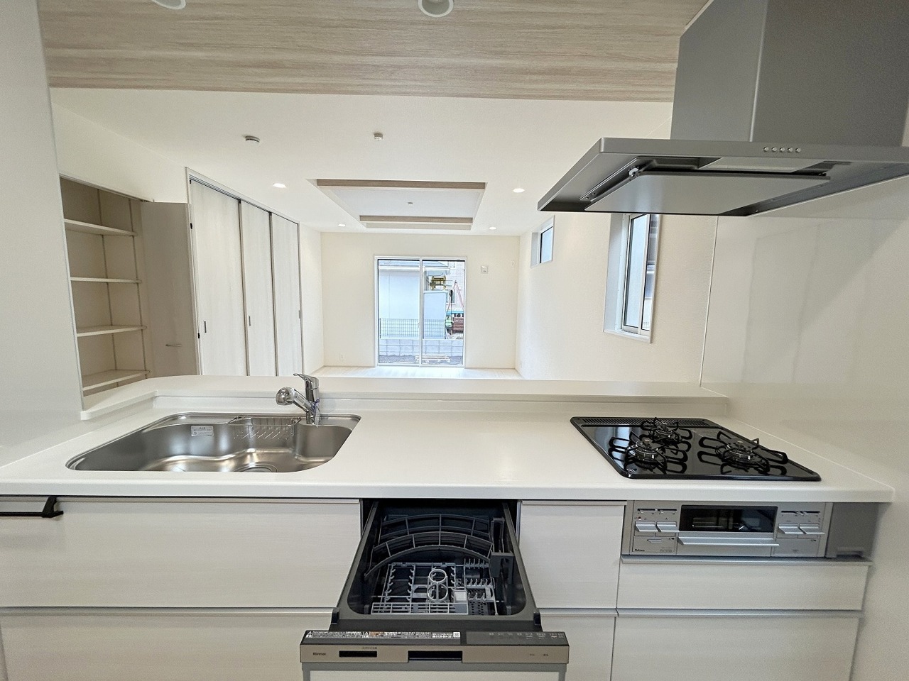 リビングで遊ぶお子様を見守りながらお料理ができる、対面キッチン。
